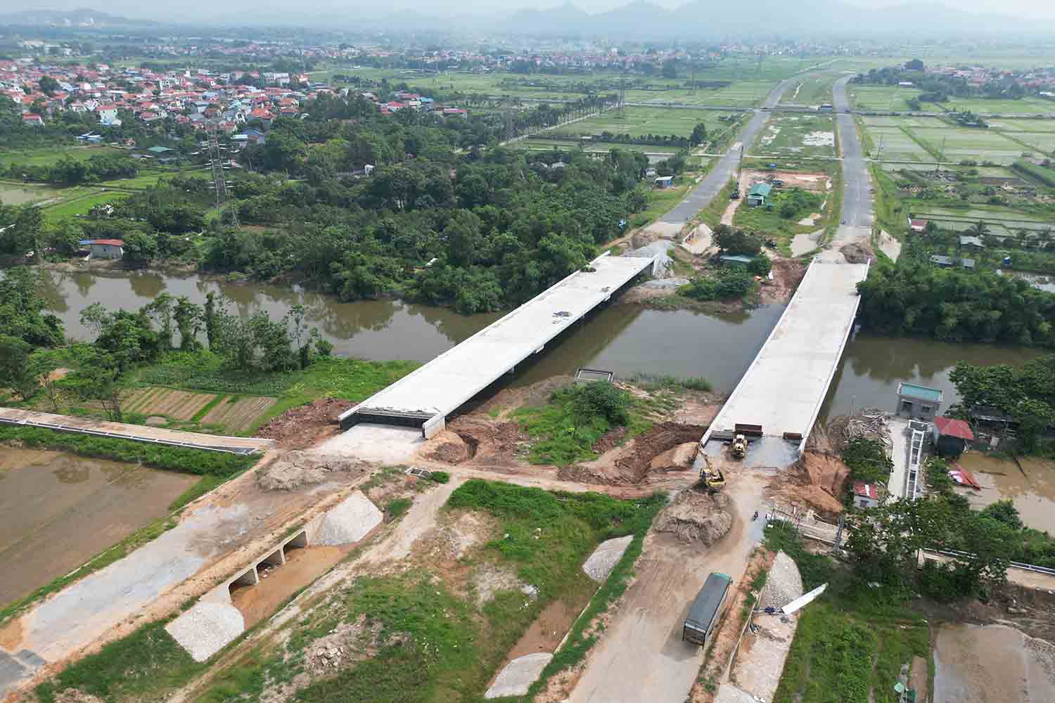 하노이 4차 순환 도로 병행 도로의 까로 강 다리. 사진: Huu Chanh