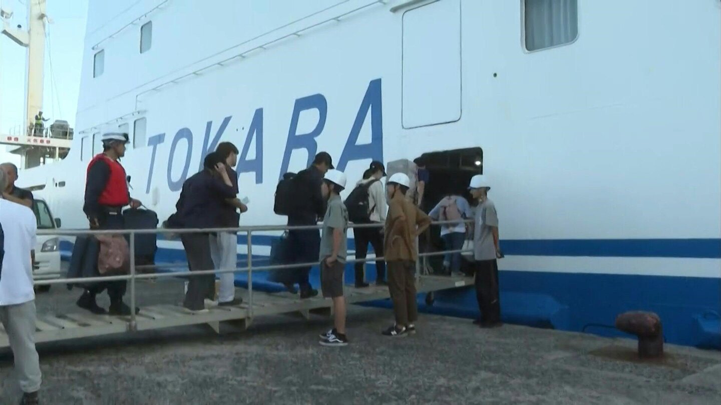 Despues del terremoto, la gente evacuo de la isla de Akuseki en las Islas Tokara, Japon, a principios de julio. Foto: AFP
