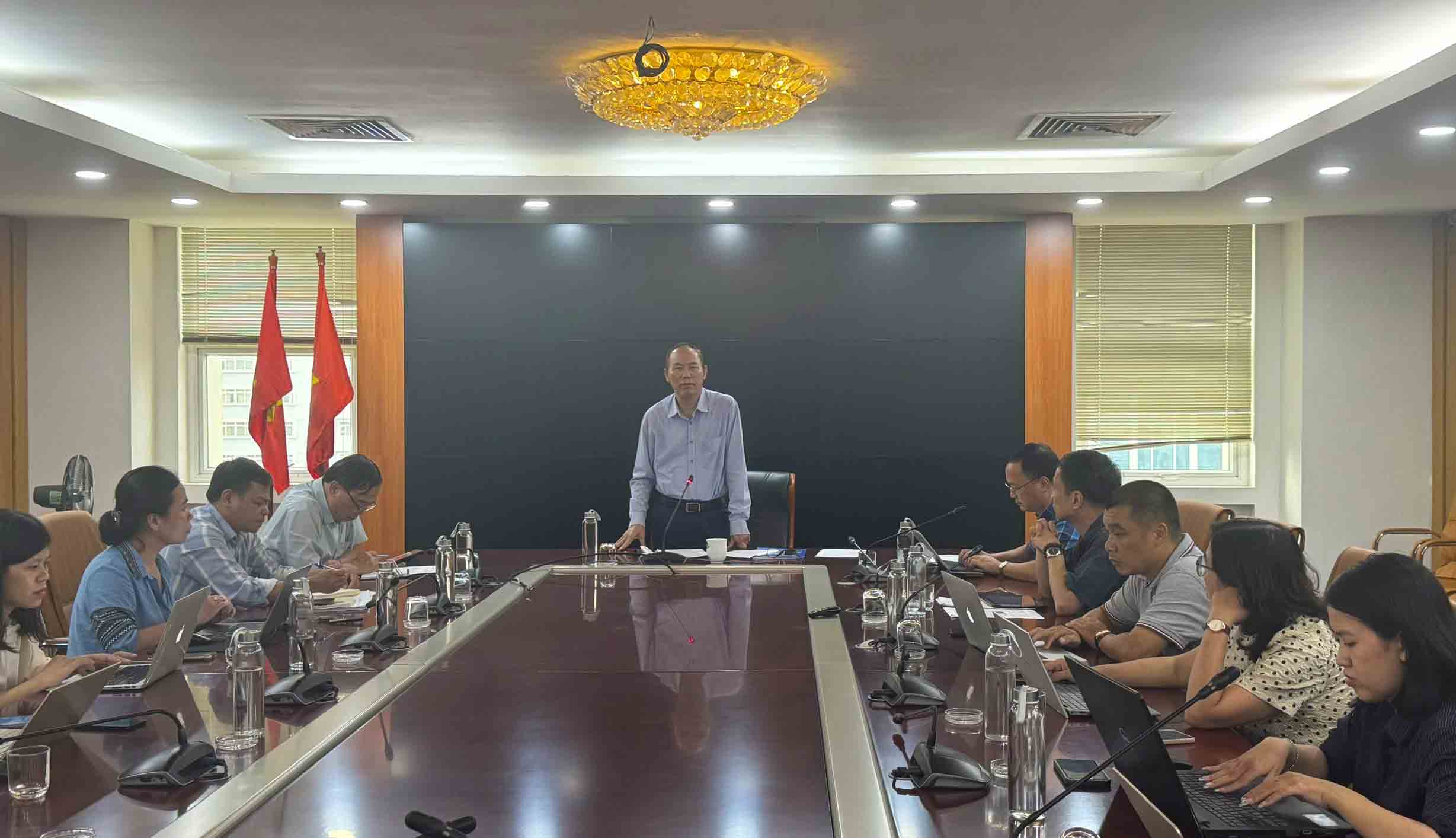Thu truong Bo Nong nghiep va Moi truong chu tri cuoc hop ve cong tac chi dao
