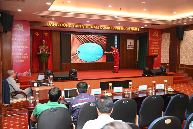 Training to improve professional skills for the occupational safety and hygiene network organized by PV Power Trade Union. Photo: Tra My