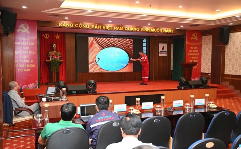 Training to improve professional skills for the occupational safety and hygiene network organized by PV Power Trade Union. Photo: Tra My