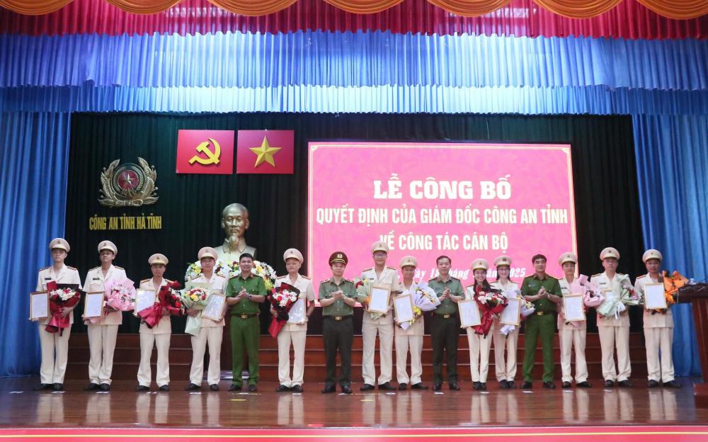 Thieu tuong Nguyen Xuan Thao - Giam doc Cong an tinh Ha Tinh trao quyet dinh cho cac nhan su duoc dieu dong, bo nhiem. Anh: Cong an Ha Tinh
