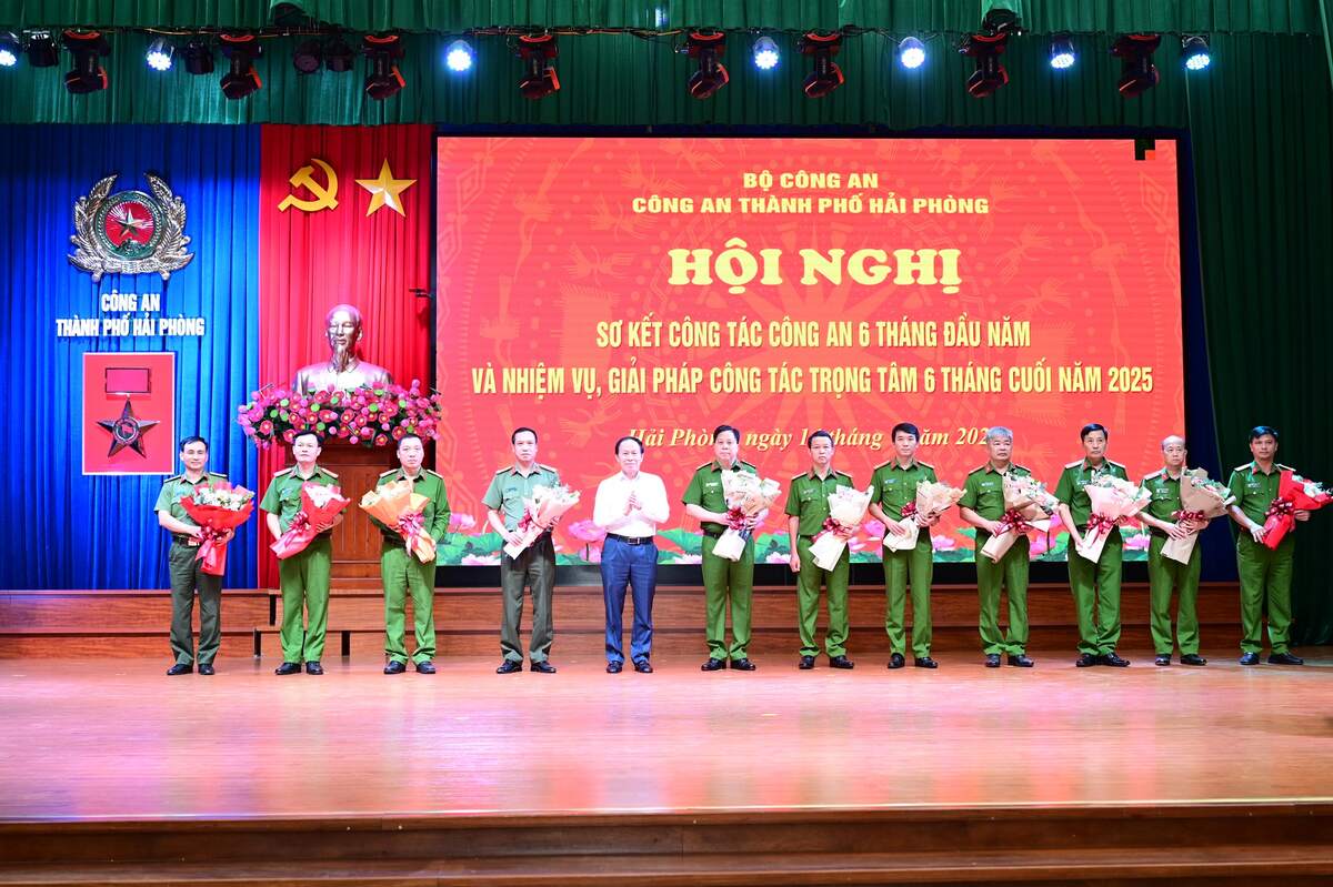 Bi thu Thanh uy, Truong Doan DBQH Hai Phong Le Tien Chau chuc mung cac can bo duoc bo nhiem cac chuc danh tu phap. Anh: Cong an Hai Phong 