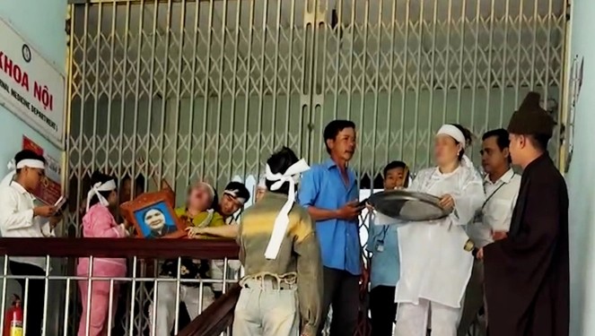 Sau khi ba G tu vong, nguoi nha mang di anh, mac do tang den Trung tam y te huyen U Minh, Ca Mau de “truc vong” moi dem ve nha. Anh: Ban doc cung cap