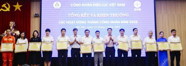 Ong Trinh Mai Phuong, Uy vien Ban Thuong vu Dang uy EVN va ong Uong Quang Huy, Pho Chu tich Cong doan Dien luc Viet Nam trao Bang khen cua Cong doan Dien luc Viet Nam cho cac ca nhan co thanh tich xuat sac to chuc cac hoat dong Thang Cong nhan nam 2025. Anh: Dac Cuong