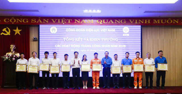 Nguyen Huu Tuan 씨 베트남 전력 그룹 당위원회 상임 부서기장과 Do Duc Hung 씨 베트남 전력 노동조합 위원장이 2025년 노동자의 달 활동을 훌륭하게 조직한 단체에 베트남 전력 노동조합 표창장을 수여하고 있습니다. 사진: Dak Cuong