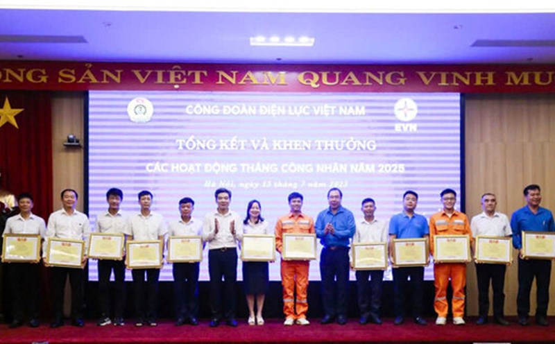 Mr. Nguyen Huu Tuan, Standing Deputy Secretary of the Party Committee of Vietnam Electricity Group and Mr. Do Duc Hung, Chairman of Vietnam Electricity Trade Union, awarded Certificates of Merit from Vietnam Electricity Trade Union to collectives with outstanding achievements in organizing Workers' Month activities in 2025. Photo: Dac Cuong