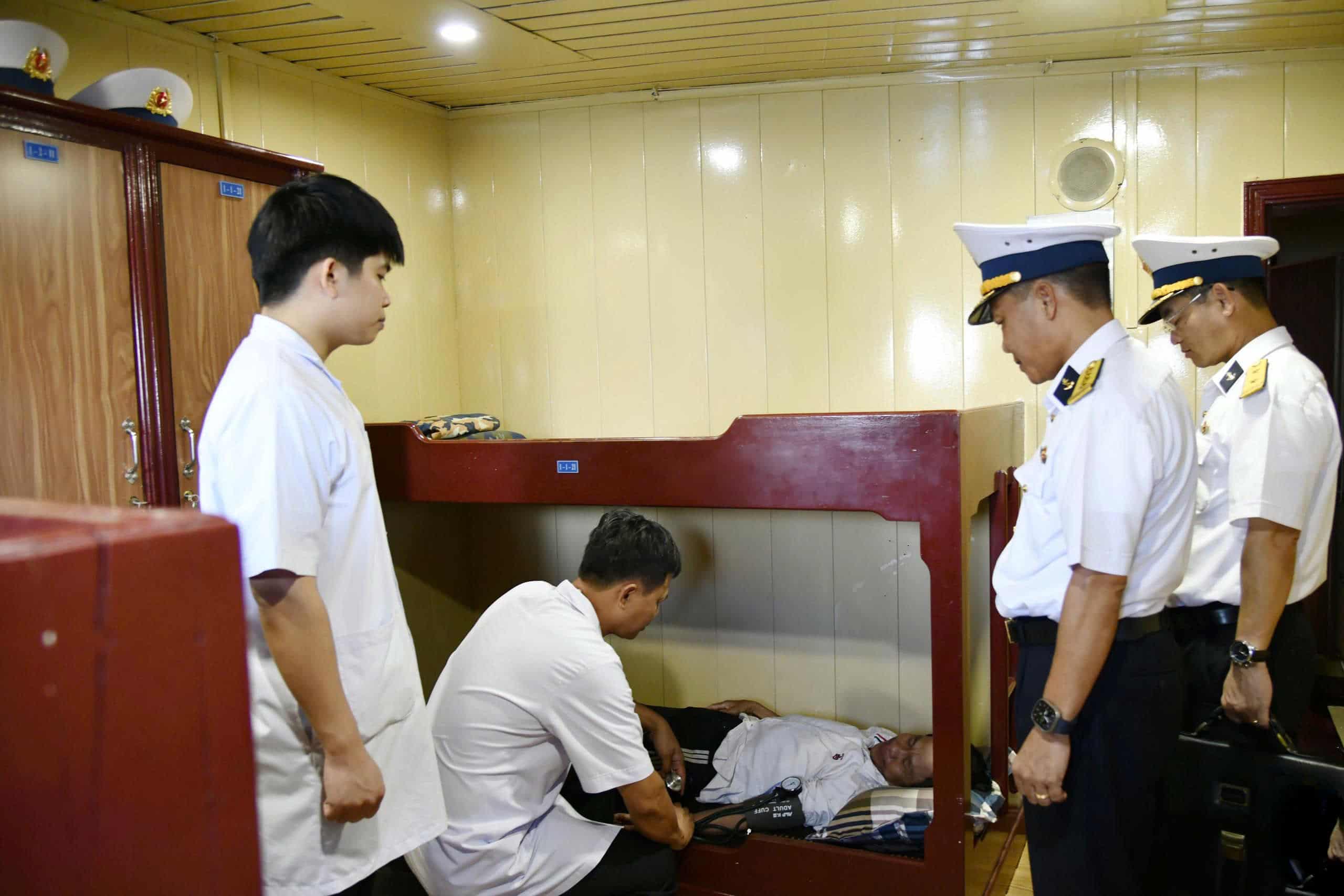 海軍艦950号は、病気の漁師をファンヴィン島から本土に搬送して治療を受けさせました。写真:Le Quyen