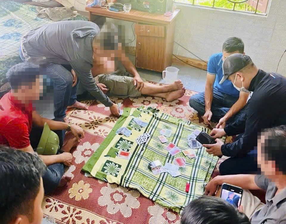 도박 행위를 한 용의자들이 발각되었습니다. 사진: Bac Gianh 구 경찰서