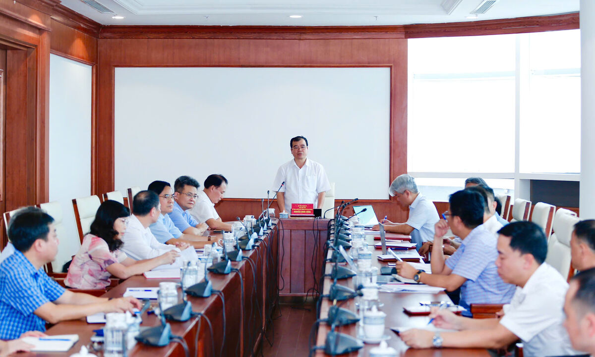 Nguyen Minh Hung 시 인민위원회 부위원장이 보건부와 협력하고 있습니다. 사진: 하이퐁 전자 정보 포털