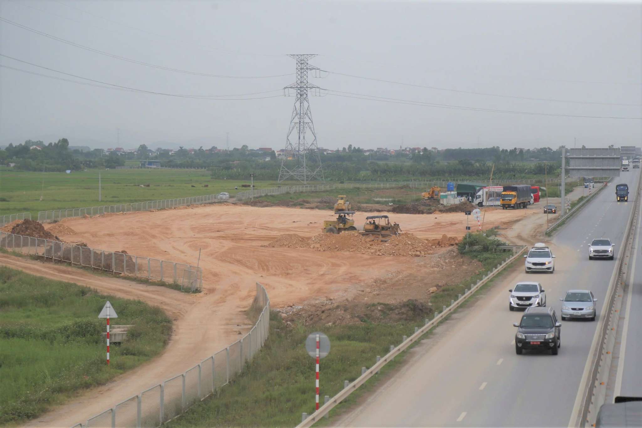 Nghe An を通過する Bac - Nam 高速道路 Km427+035 の休憩所は、すでに用地が埋め尽くされています。写真: Ngoc Anh
