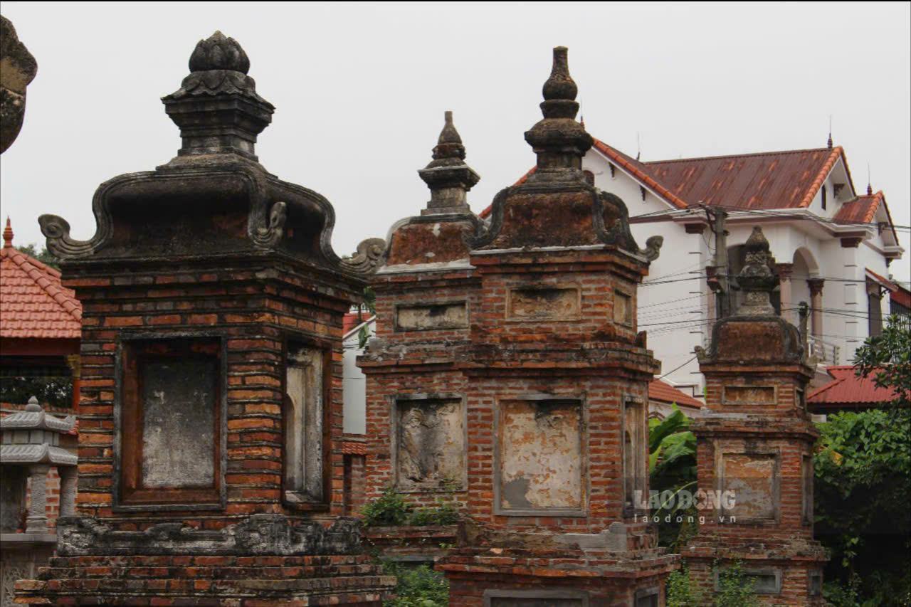 Ngoai 5 to hop kien truc chinh, chua Vinh Nghiem con cac cong trinh Nha Mau; Nha in Kinh; Hai day Hanh lang Dong - Tay; Vuon thap.