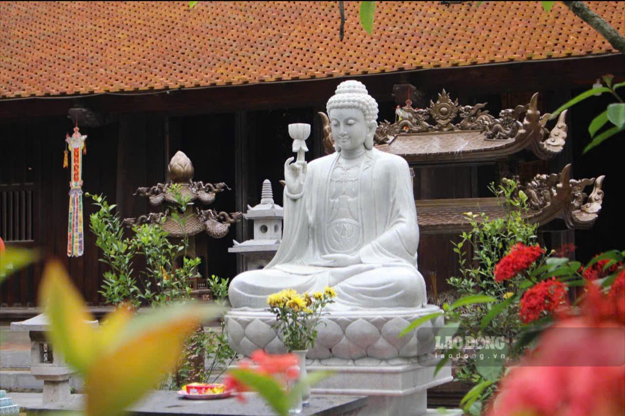 Voi gia tri dac biet tieu bieu, di tich lich su va kien truc nghe thuat, chua Vinh Nghiem suot nhieu thap ky qua da tro thanh dia diem dung chan ly tuong cho du khach truoc khi vuot song leo nui ve voi kinh do cua dat thanh Yen Tu.