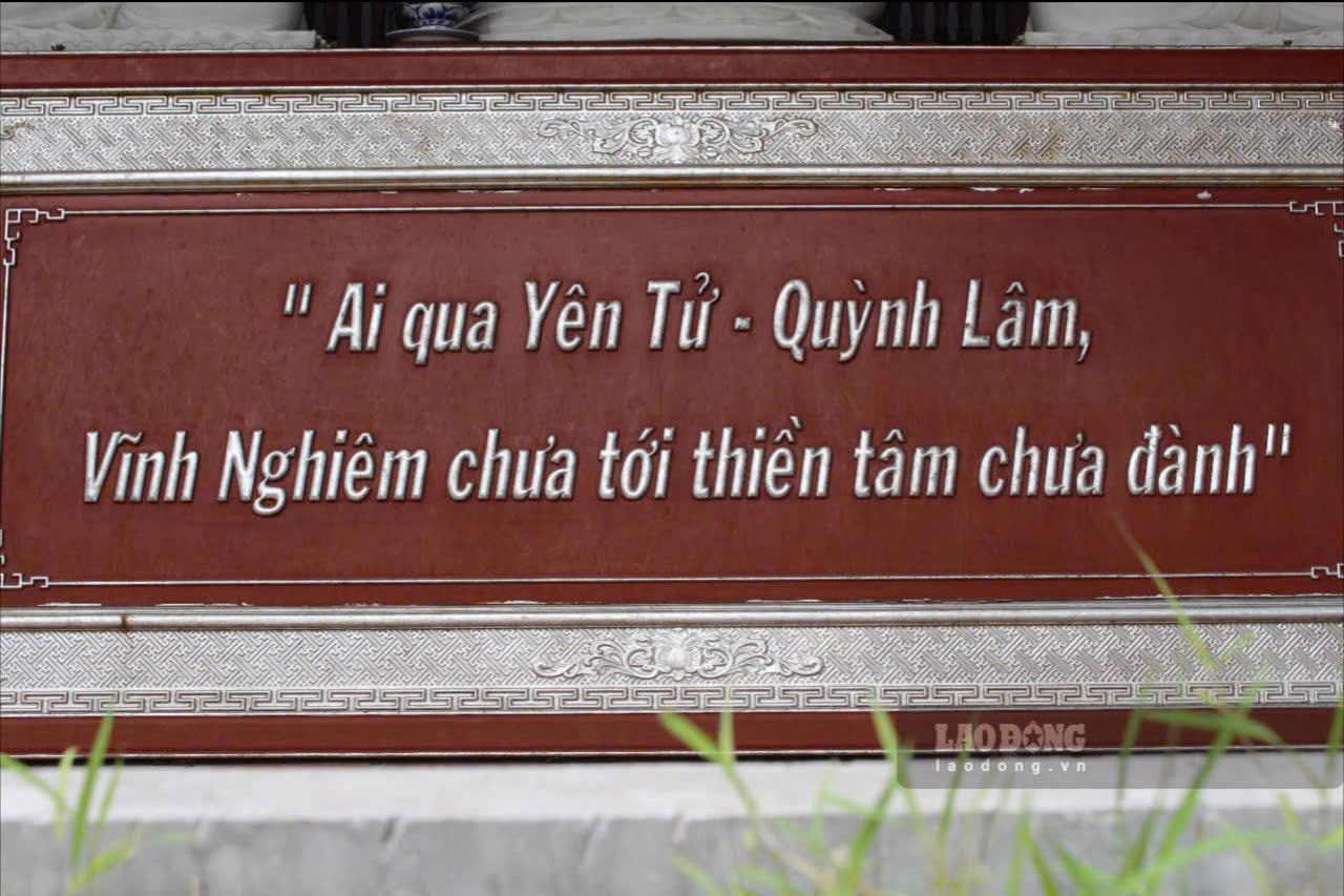Dan gian co cau: “Vinh Nghiem chua o Duc La/Chua tho Tam to phai la Truc Lam”. Chua duoc xay dung tu dau thoi Ly Thai To (the ky X- XI), la trung tam dao tao, dinh chuc danh cho cac tang si thoi Tran, la chon to cua Thien phai Truc Lam Yen Tu.