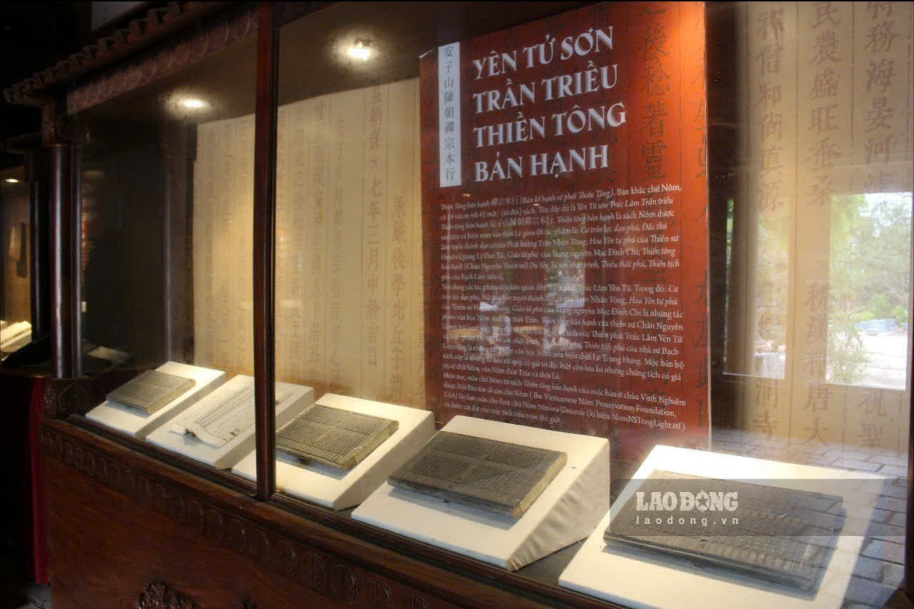 Chua Vinh Nghiem hien luu giu 3.050 moc ban co gia tri tren nhieu linh vuc. Cac moc ban chu yeu duoc khac vao thoi Le - Nguyen (the ky XVIII - XIX). Nguyen lieu de khac moc ban la go thi.