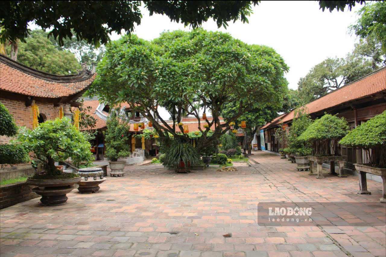 Ben canh la noi luu giu moc ban quy hiem, chua Vinh Nghiem toa lac o noi co vi the canh quan dep, duoc thu tich, tu lieu co ghi nhan la mot dai danh lam co tu dung dau trong thien ha.