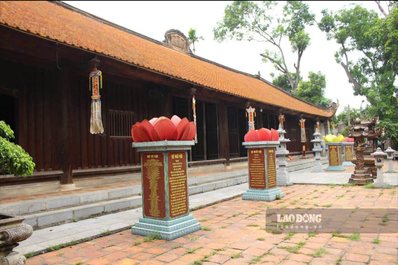 Toa Tam Bao cua chua thiet ke thanh mot khoi theo bo cuc “noi Cong, ngoai Quoc”, co chuc nang tho phat. Net doc dao cua khoi kien truc nay la nen dat nen duoc bao luu gan 1 the ky. Trong gioi nha Phat, nen dat nen co y nghia la mot chat lieu tiet nen su hoa hop am duong.