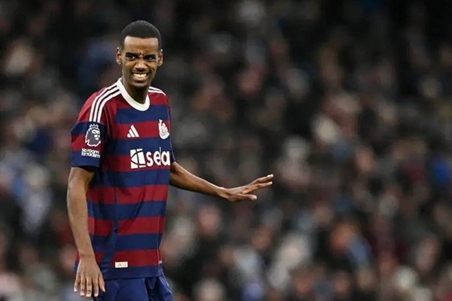 Isak van o lai Newcastle bat chap su cheo keo tu Liverpool. Anh: AFP