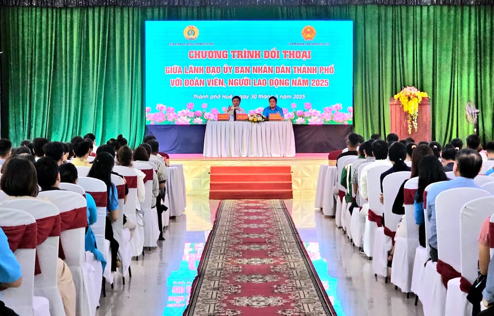 The leaders of the People's Committee and the Hue City Labor Federation listen to the opinions and reflections of union members, thereby organizing inspections and resolutions, in order to protect the rights of union members and workers. Photo: Nguyen Luan