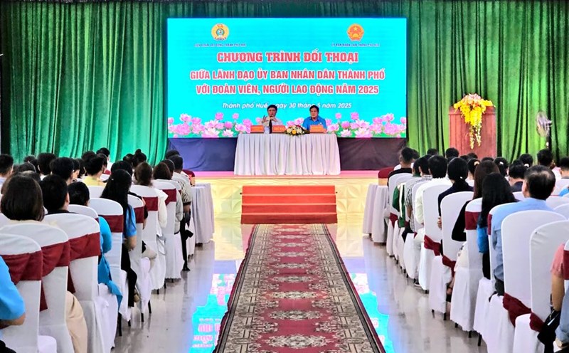 The leaders of the People's Committee and the Hue City Labor Federation listen to the opinions and reflections of union members, thereby organizing inspections and resolutions, in order to protect the rights of union members and workers. Photo: Nguyen Luan