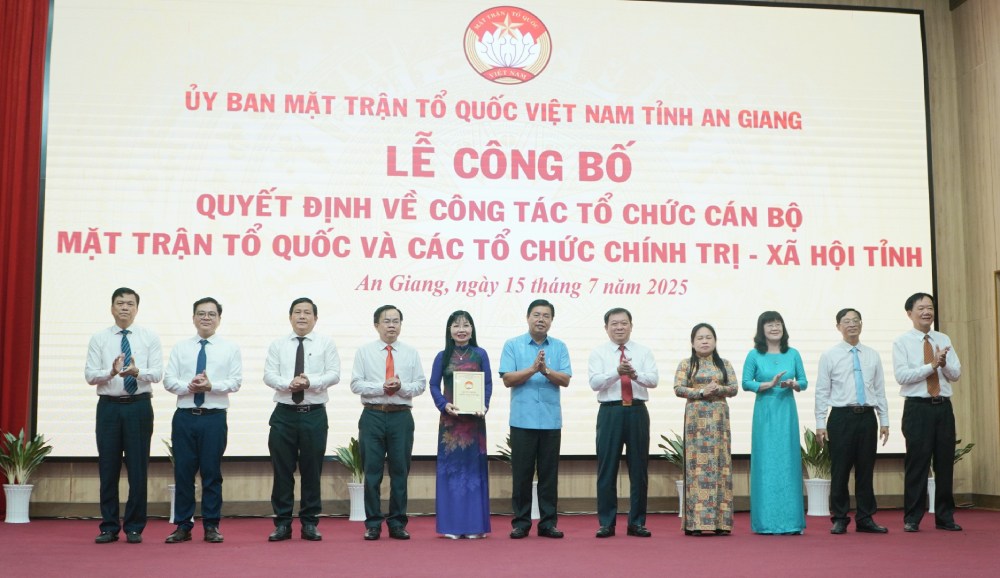 Cong bo, trao Quyet dinh cua Ban Thuong truc Uy ban Trung uong MTTQ Viet Nam cong nhan 10 chuc danh trong Ban Thuong truc Uy ban MTTQ Viet Nam tinh An Giang nhiem ky 2024 – 2029. Anh: Nguyen Anh