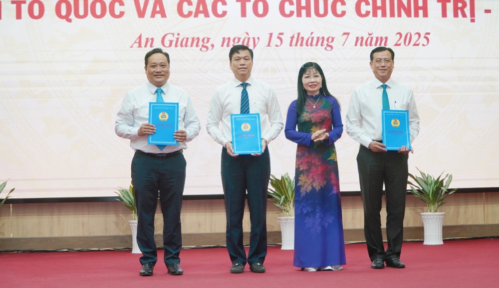 Cong bo Quyet dinh cua Tong lien doan Lao dong Viet Nam ve viec chi dinh Ban Chap hanh, Ban Thuong vu, chuc danh Chu tich, Pho Chu tich; Uy ban Kiem tra, Chu nhiem, Pho Chu nhiem Uy ban Kiem tra Lien doan Lao dong tinh An Giang, nhiem ky 2023 – 2028. Anh: Nguyen Anh