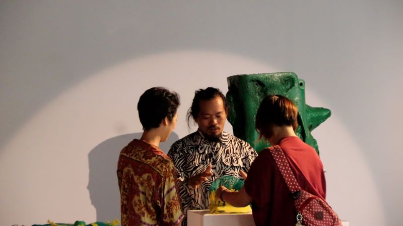 Reviving waste into a unique work of art in Hanoi. Photo: Nguyen Linh