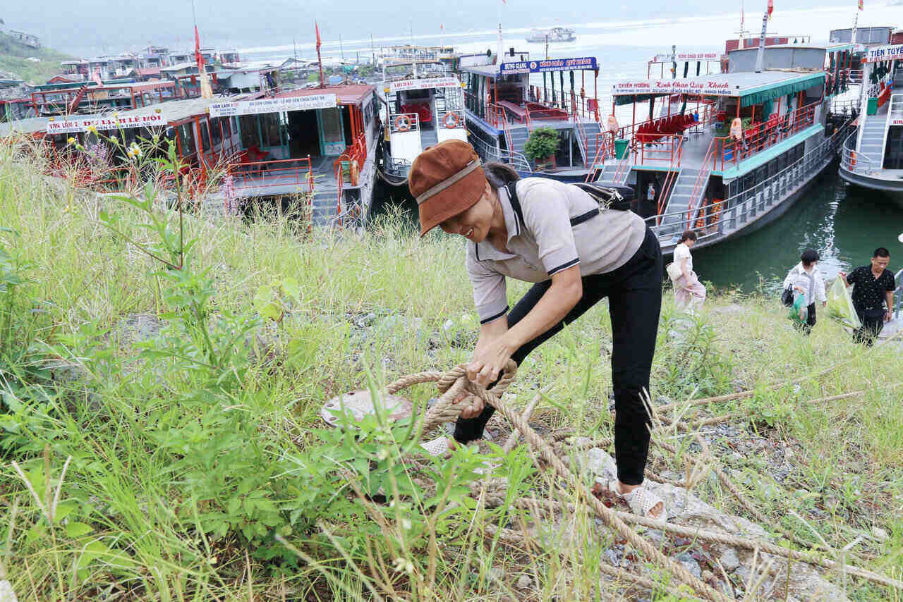 Chi Huong, chu thuyen du lich tren ho Thuy dien Hoa Binh vui mung khi co nhieu doan khach du lich tro lai. Anh: Binh Khang