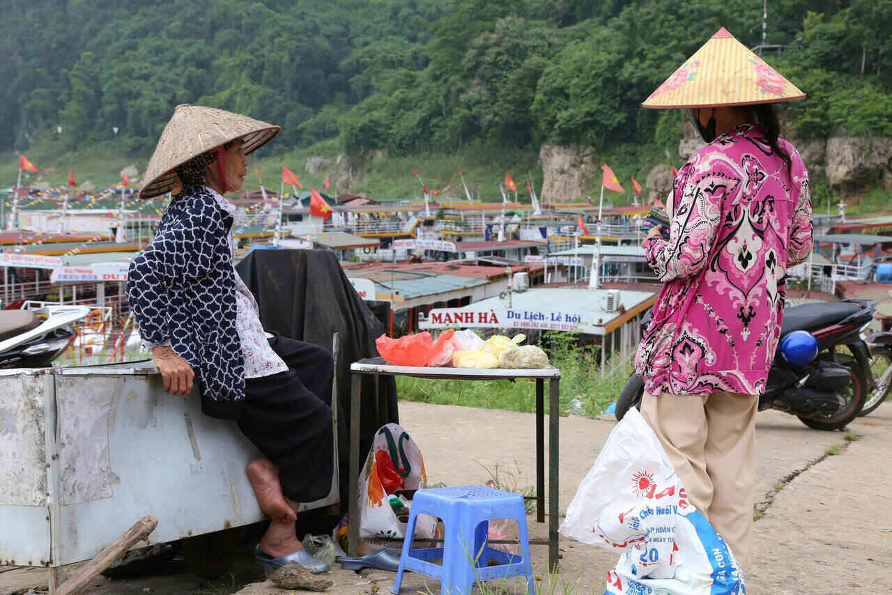 Nguoi dan dia phuong bay ban hang tai khu vuc Cang Bich Ha, ho Thuy dien Hoa Binh. Anh: Binh Khang
