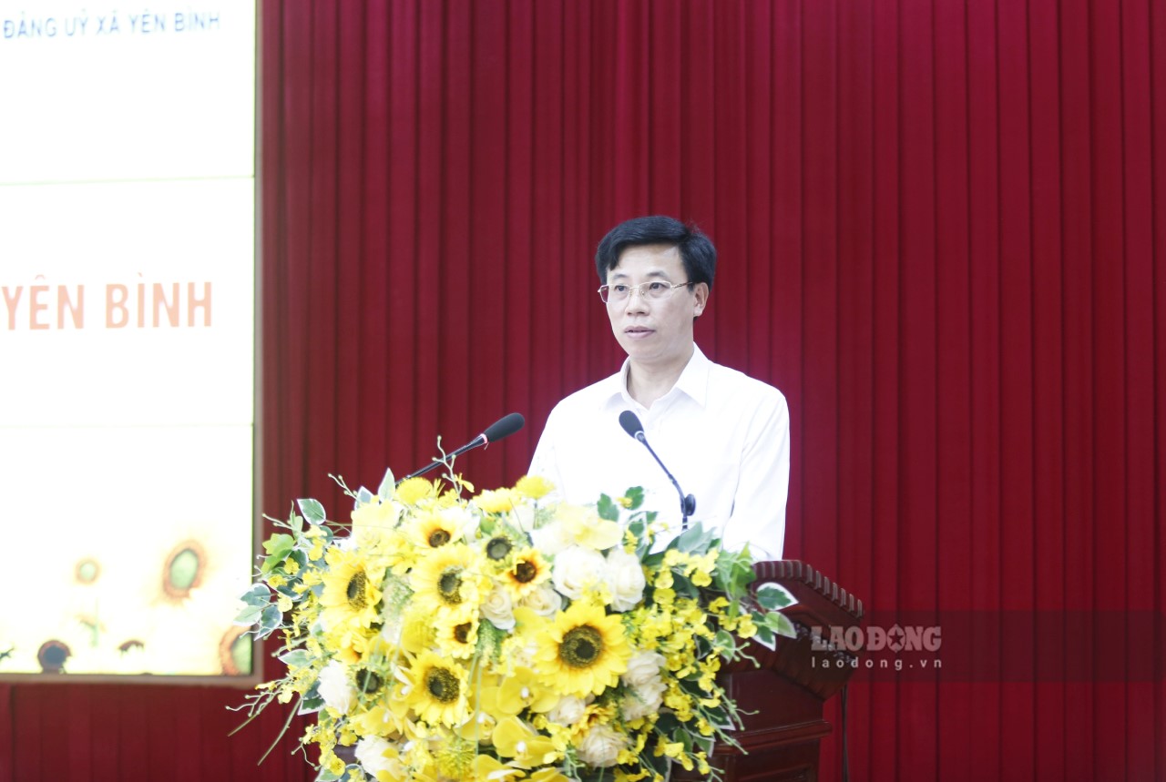 Ong Le Minh Duc - Bi thu Dang uy xa Yen Binh thong tin nhung noi dung lien quan den Dai hoi Dang bo xa nhiem ky 2025-2030. Anh: Van Duc.