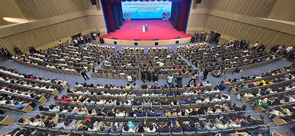 Luong Cuong 국가 주석이 2025년 하이퐁시 투자 촉진 회의에 참석했습니다. 사진: Mai Chi