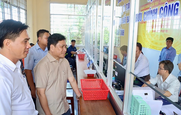 Pho Chu tich UBND tinh Dong Thap Tran Van Dung khao sat thuc te tai Trung tam Phuc vu hanh chinh cong xa Phong My. Anh: Cong thong tin dien tu Dong Thap.