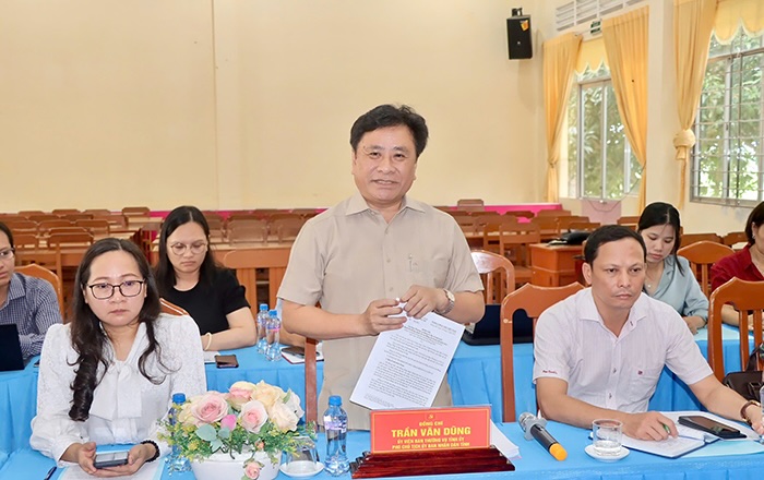 Pho Chu tich UBND tinh Tran Van Dung phat bieu chi dao.
