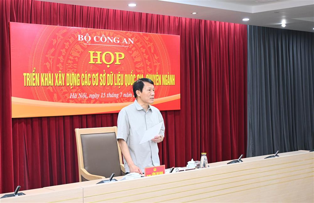 르엉땀꽝 공안부 장관이 회의에서 결론 발언을 하고 있습니다. 사진: 공안부