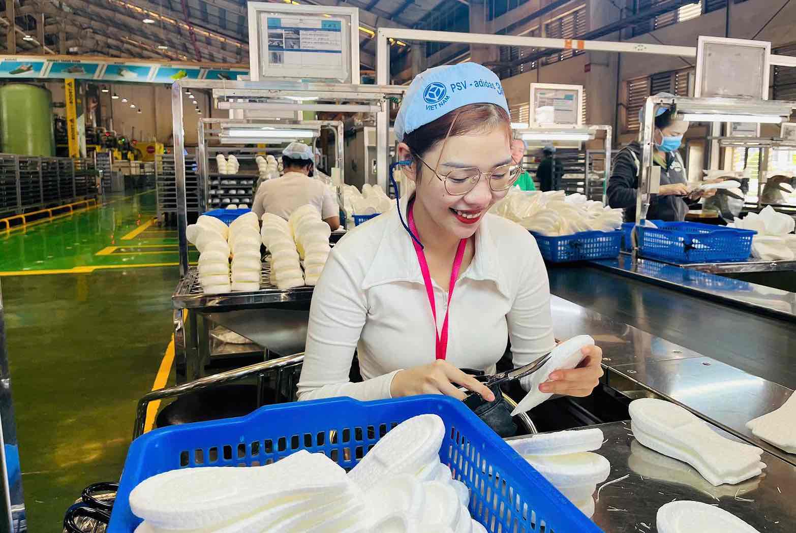 Công ty TNHH Pou Phong Việt Nam tuyển dụng nhiều lao động để mở rộng sản xuất. Ảnh: Công đoàn cung cấp