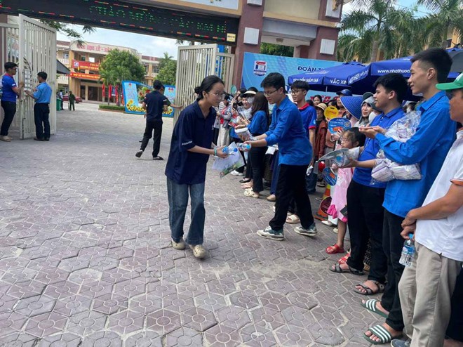 Candidates complete the Literature exam at Huynh Thuc Khang High School Exam Point (Nghe An). Photo: Pham Chung