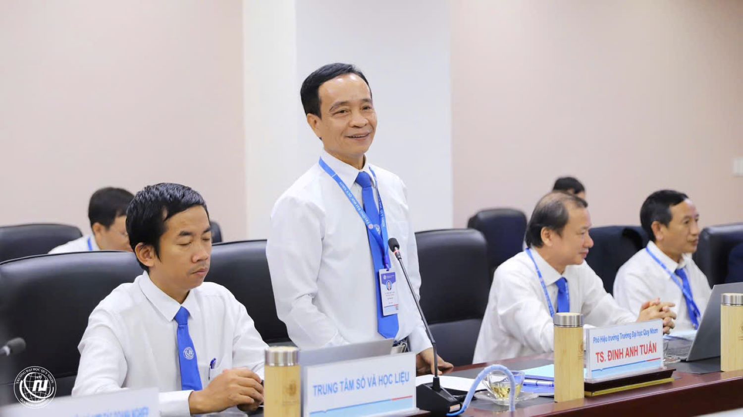 Los lideres de la Universidad de Quy Nhon informaron sobre las politicas preferenciales de la provincia de Gia Lai para estudiantes que estudian semiconductores, inteligencia artificial, seguridad y seguridad de redes. Foto: Gia Lai Departamento de Cultura, Deportes y Turismo