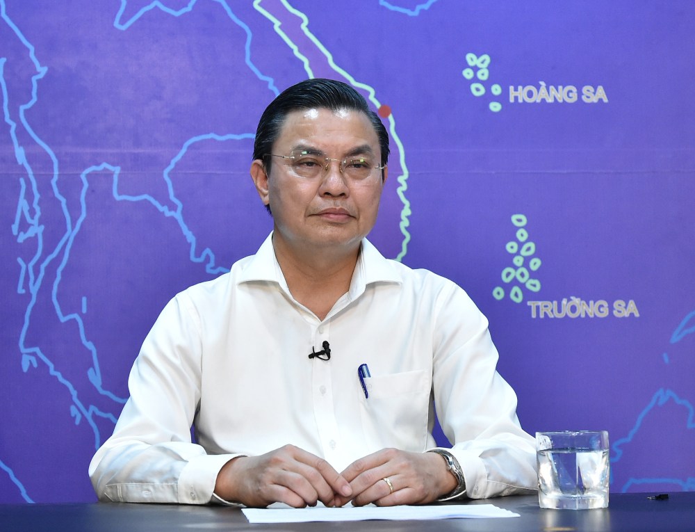 호앙 반 특 환경국 국장은 하노이가 2027년 7월 1일부터 오토바이 및 모터사이클 배기가스 기준을 검사해야 한다고 밝혔습니다. 사진: VGP