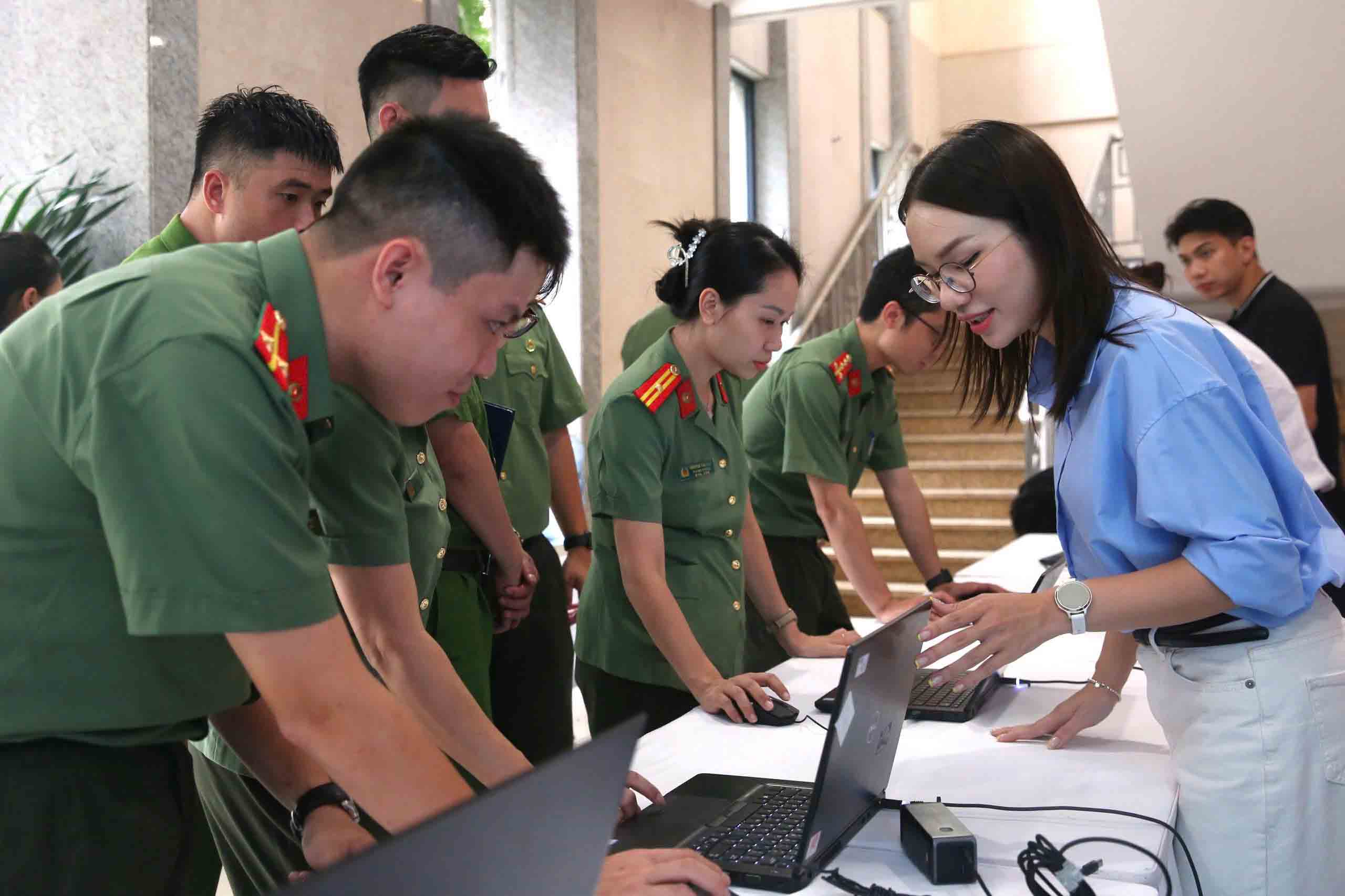 Can bo chien si Cong an Thu do thuc hanh su dung nen tang “Binh dan hoc vu so” tai chuong trinh. Anh: Ngoc Bich