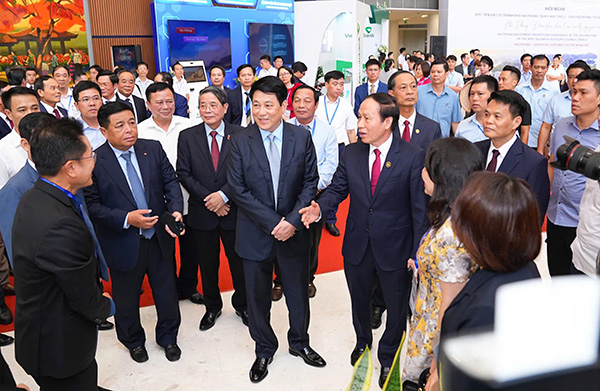 2025년 하이퐁시 투자 촉진 회의에 참석한 Luong Cuong 국가주석. 사진: Pham Hung