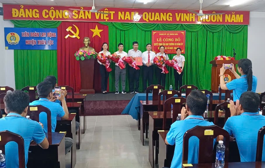 Đảng ủy xã Xuân Hòa, tỉnh Đồng Nai thành lập Chi bộ Công ty TNHH Dona Standard. Ảnh: HAC
