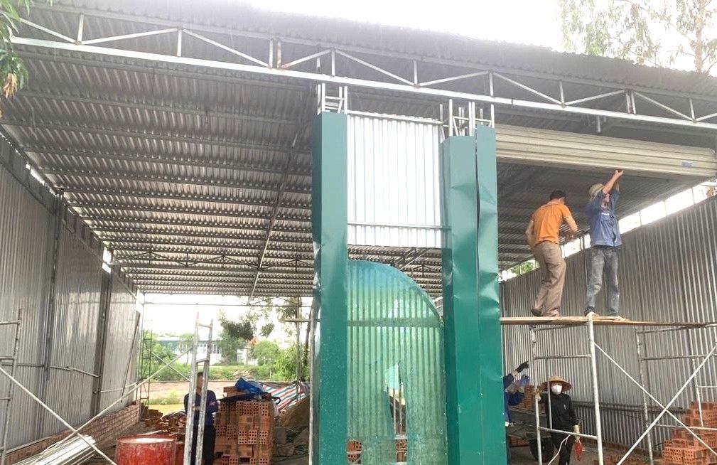 Chính quyền vào cuộc quyết liệt, một số hộ dân xã Đông Thành (Nghệ An) tự tháo dỡ công trình vi phạm. Ảnh: Văn Trường