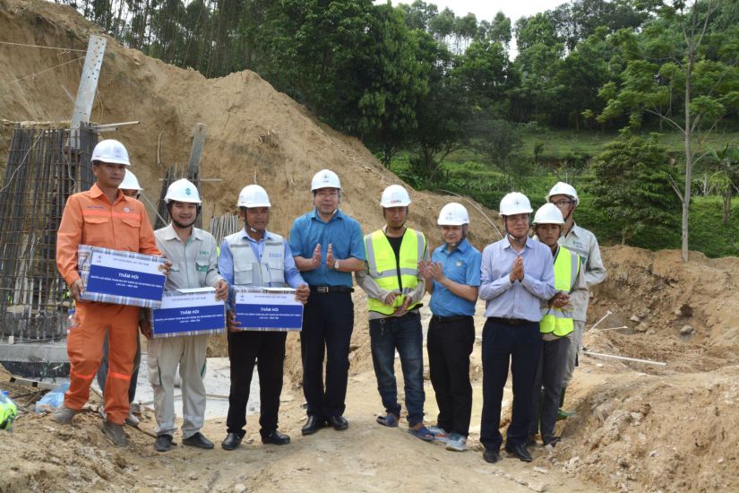 ベトナムコミュニティカレッジの議長Do Duc Hung（左から4番目）は、パッケージ3のVT145（Vinh Kien Commune、Yen Binh District、Yen Binh District）で従業員に贈り物を贈りました。