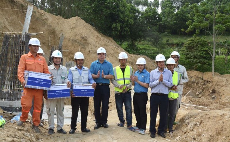 Chairman of theLVN Trade Union Do Duc Hung (4th from left) presented gifts of encouragement to workers working at VT145 (Vinh Kien commune, Yen Binh district, old Yen Bai province) under package No. 3. Photo: Thu Thuy