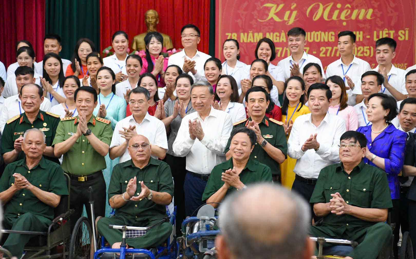 To Lam 총비서와 부상병 및 간부 투언탄 부상병 재활 센터 직원. 사진: Tran Tuan
