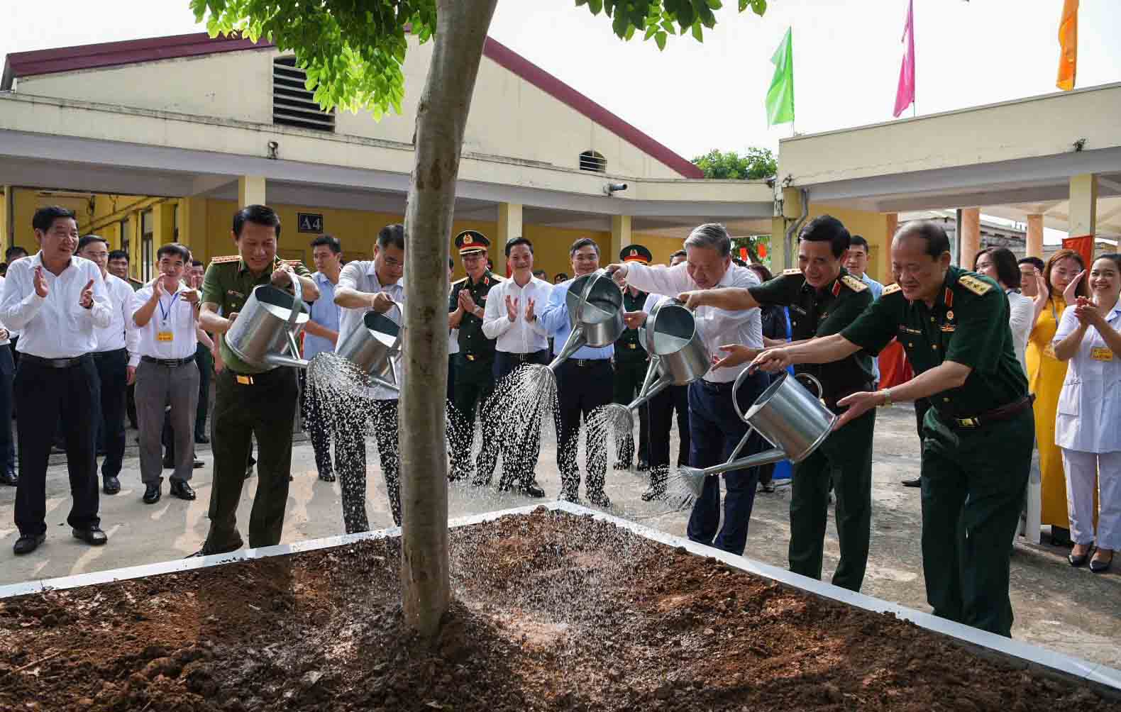 Tong Bi thu To Lam trong cay luu niem tai Trung tam dieu duong thuong binh Thuan Thanh, Bac Ninh. Anh: Tran Tuan