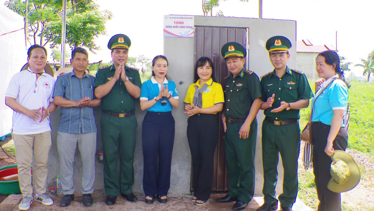 Donando pozos a personas en las areas fronterizas de la provincia de Quang Tri. Foto: H.Nguyen