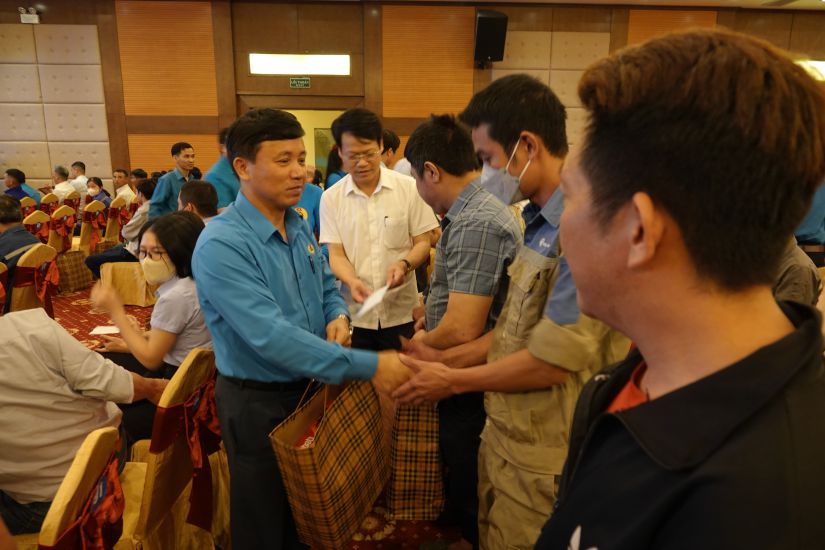 하띤성 노동총연맹 지도부가 어려운 환경에 처한 조합원에게 선물을 전달하고 있습니다. 사진: Tran Tuan