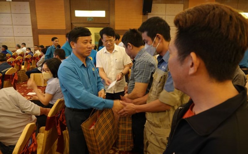 Leaders of the Ha Tinh Provincial Federation of Labor presented gifts to union members in difficult circumstances. Photo: Tran Tuan