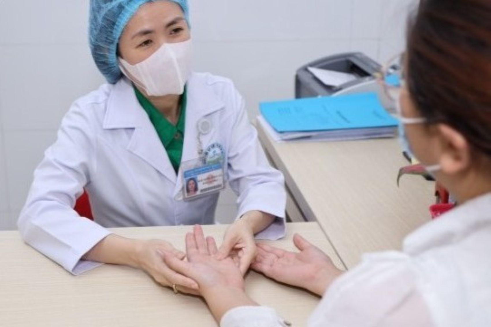 Doctor examines the patient. Photo: Provided by the hospital